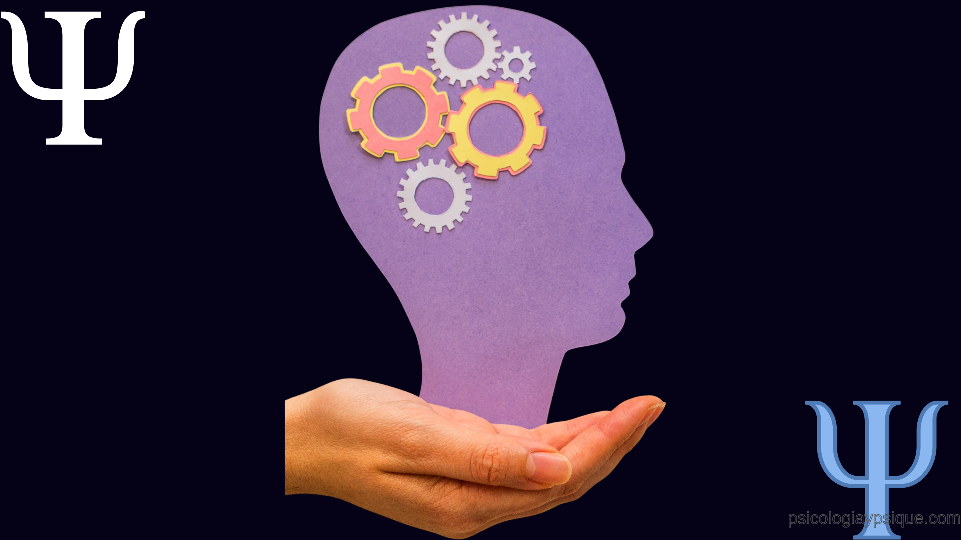 Qué es la psicología: Manos sosteniendo una cabeza humana con engranajes, representando el funcionamiento cerebral, simbolizando el comportamiento humano y el estudio de la mente