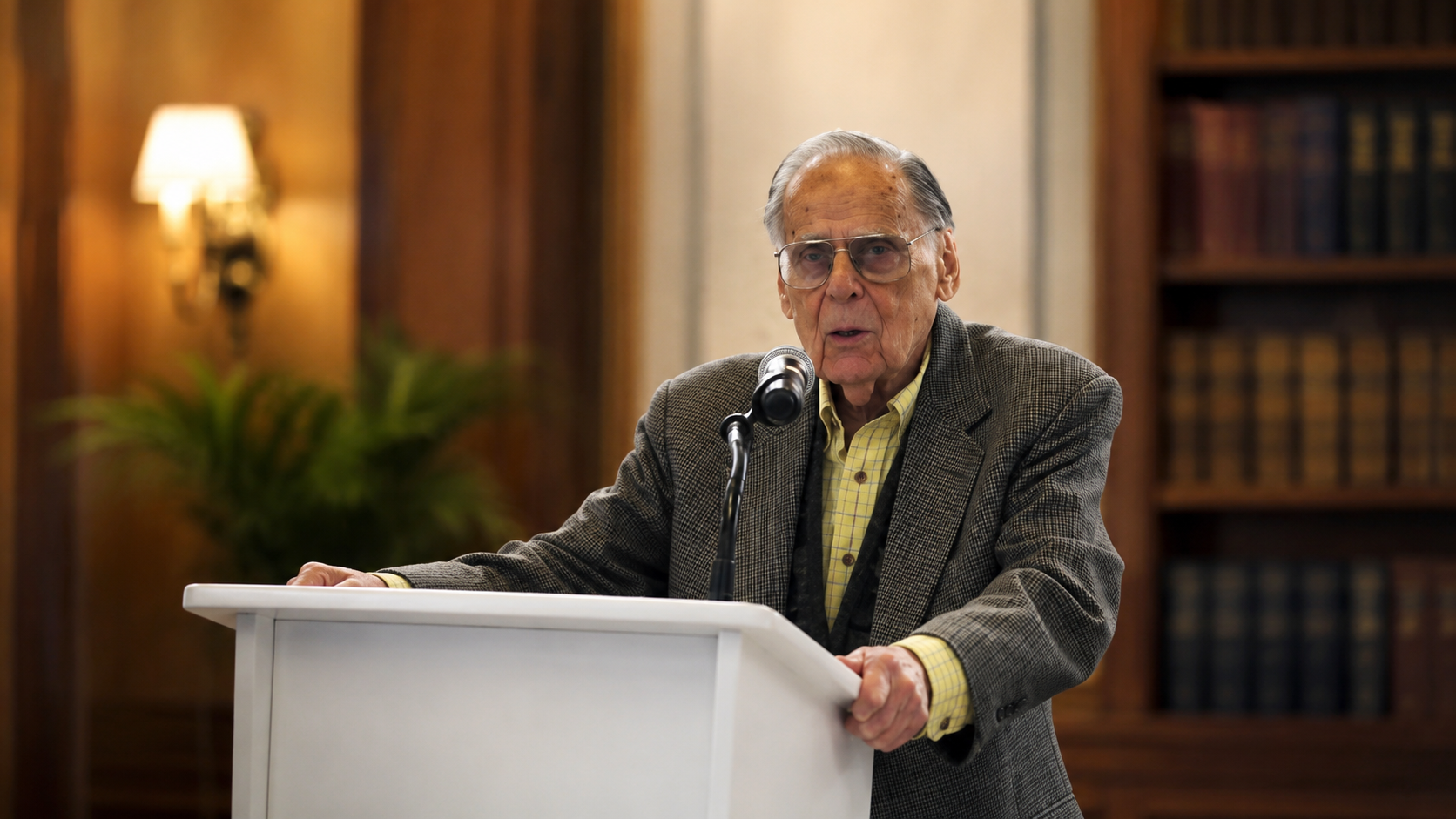 Morton Deutsch, psicólogo social, hablando en un podio durante una conferencia académica. Foto: Teachers College Archives, vía Social Psychology Network